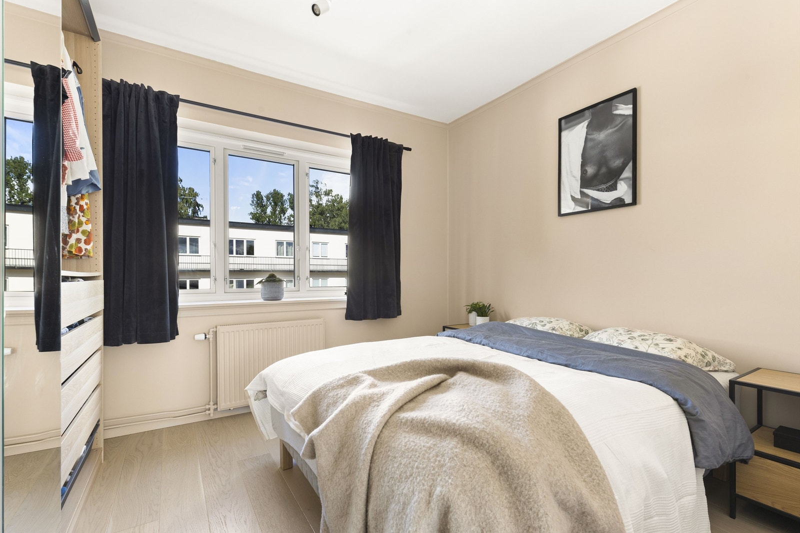 Romslig hovedsoverom med stor garderobe Galleribilde