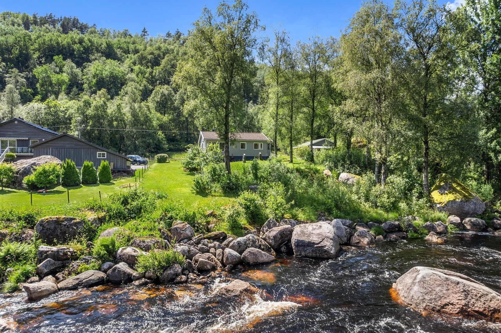 Eiendommen har en fin beliggenhet og grenser til Kvinaelva. Her er flotte fiskemuligheter. Galleribilde