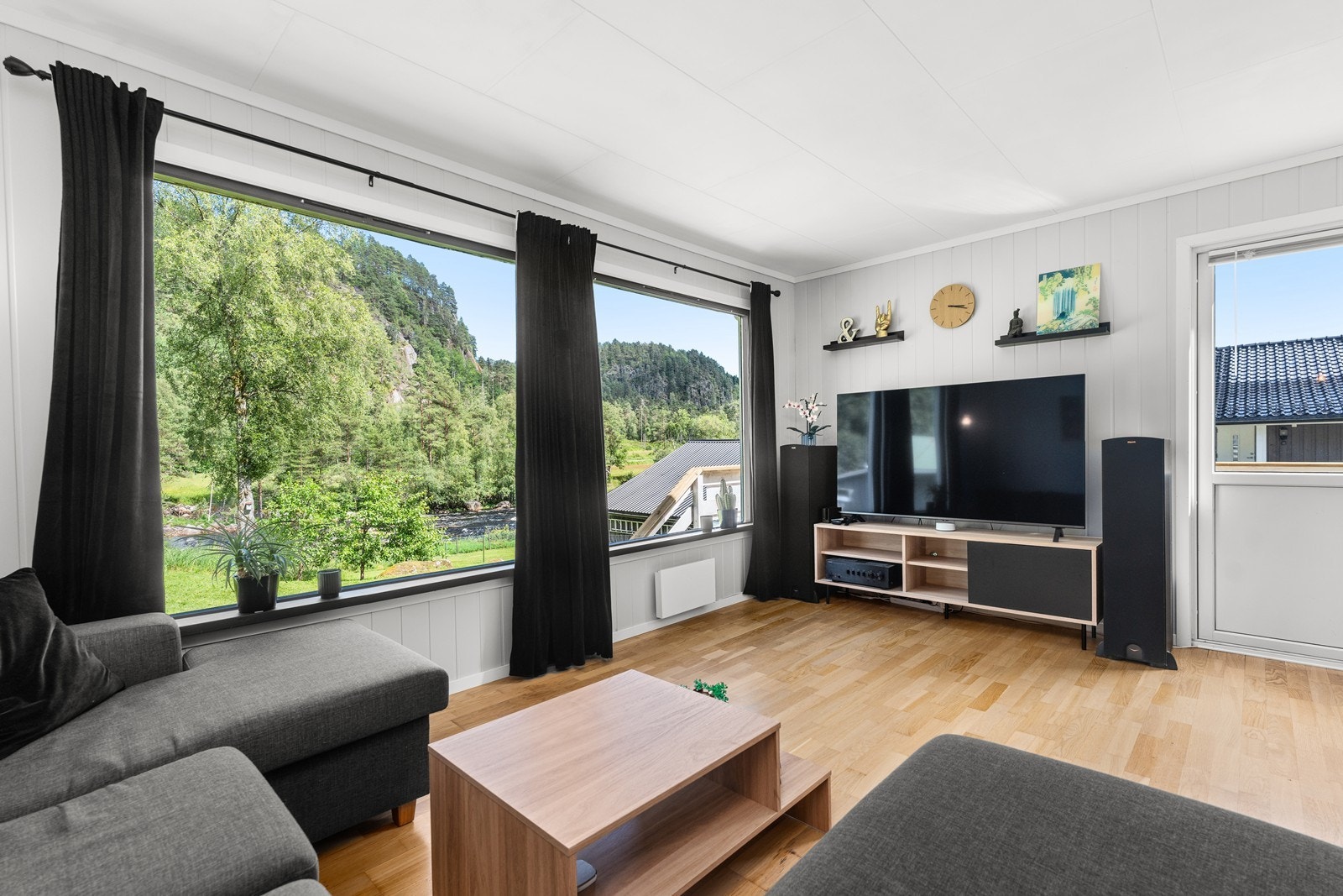 Utgang til solrik terrasse og platting i front Galleribilde