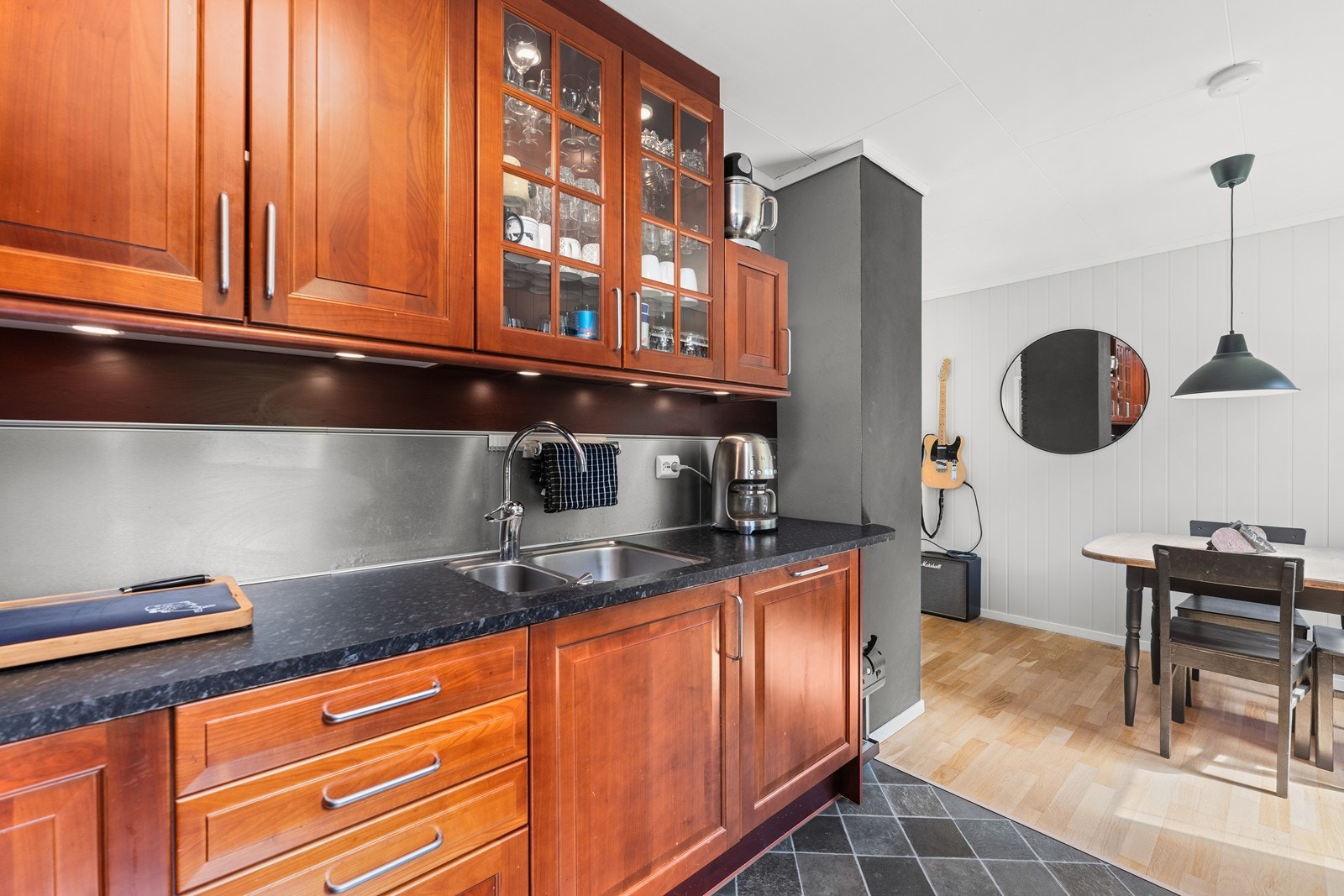 Kjøkken ble renovert i tidsrommet 2019-2020. Da ble det satt inn ny kjøkkeinnredning samt nytt belegg på gulv. Galleribilde