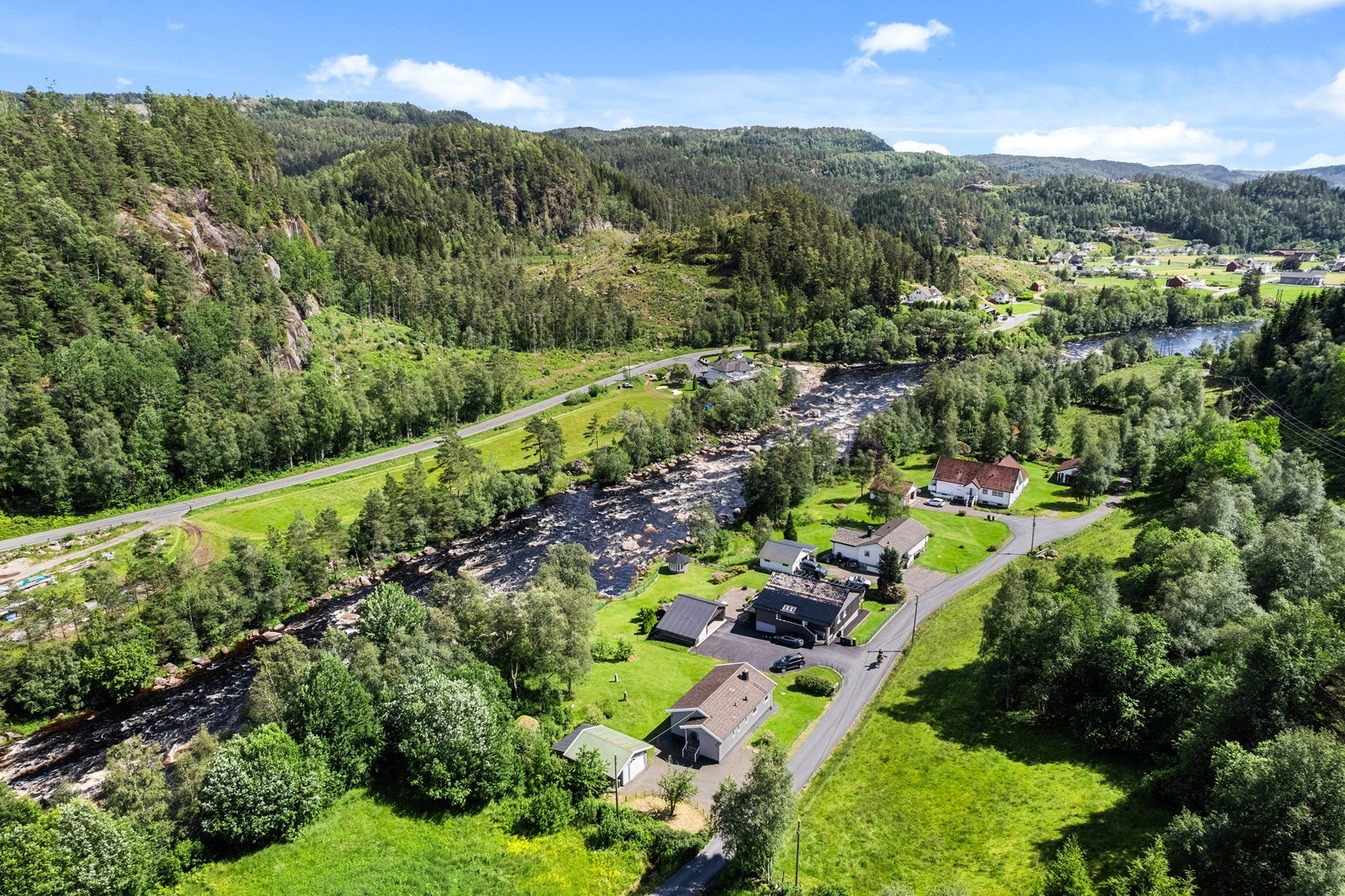 Eiendommen ligger landlig til og grenser ned til elven Kvina. Rolig og barnevennlig område. Her er gode solforhold. Galleribilde