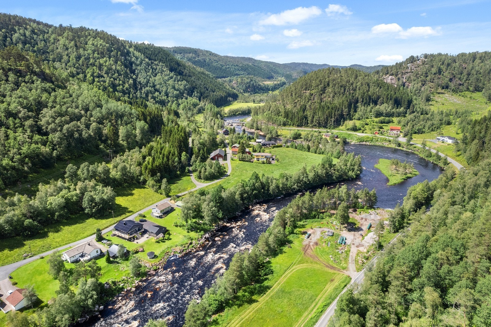 Kort vei til Storekvina jernbanestasjon, hvor det også er butikk, barneskole m.m. 10 km. til Liknes sentrum med alt av fasiliteter. Galleribilde