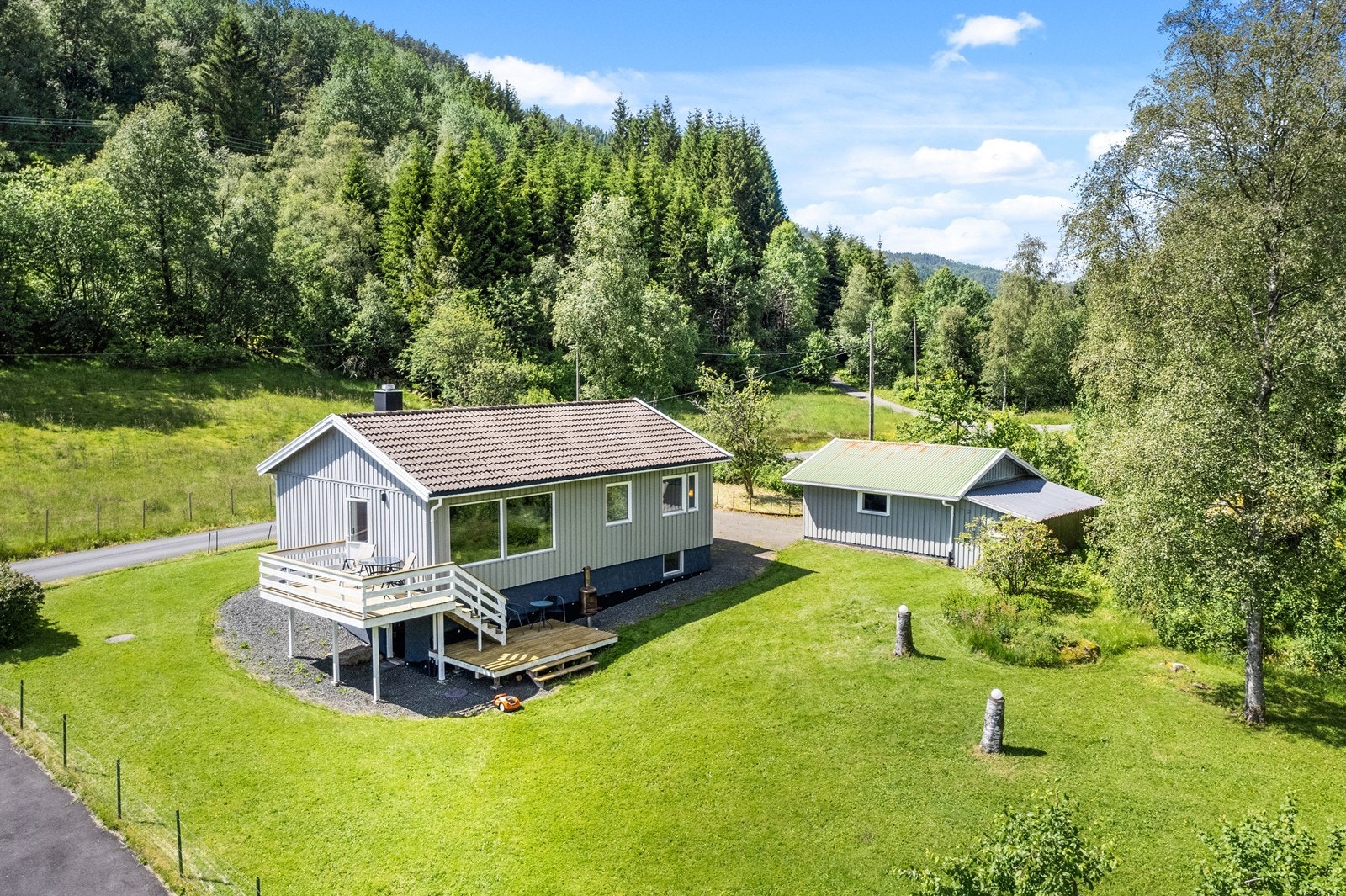 En fin enebolig på landlig og sjarmerende tomt som grenser til bade- og fiskevann Galleribilde