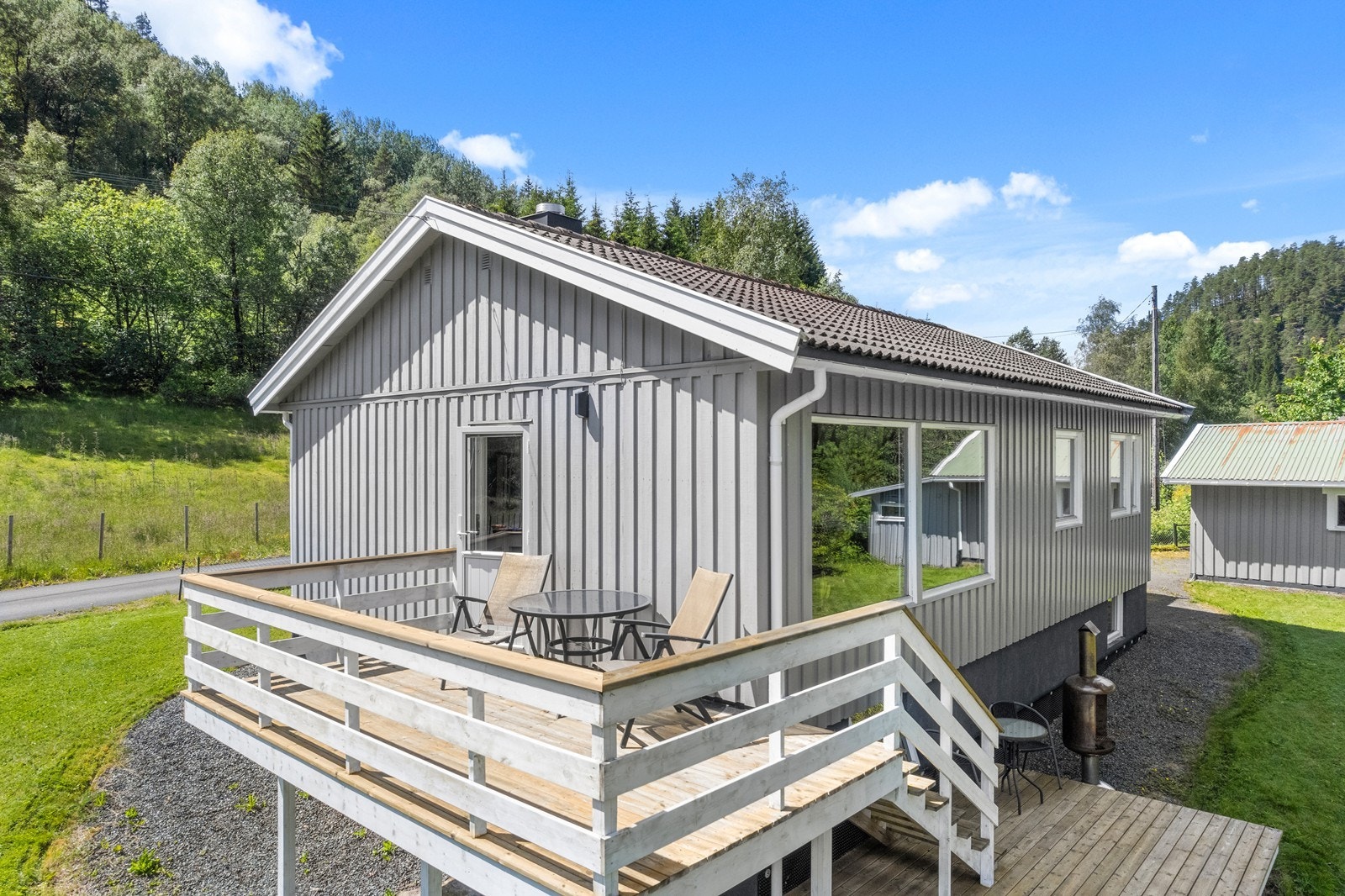 Terrassen er på bygd i 2019-2020, da ble også veggen på denne siden byttet. Galleribilde