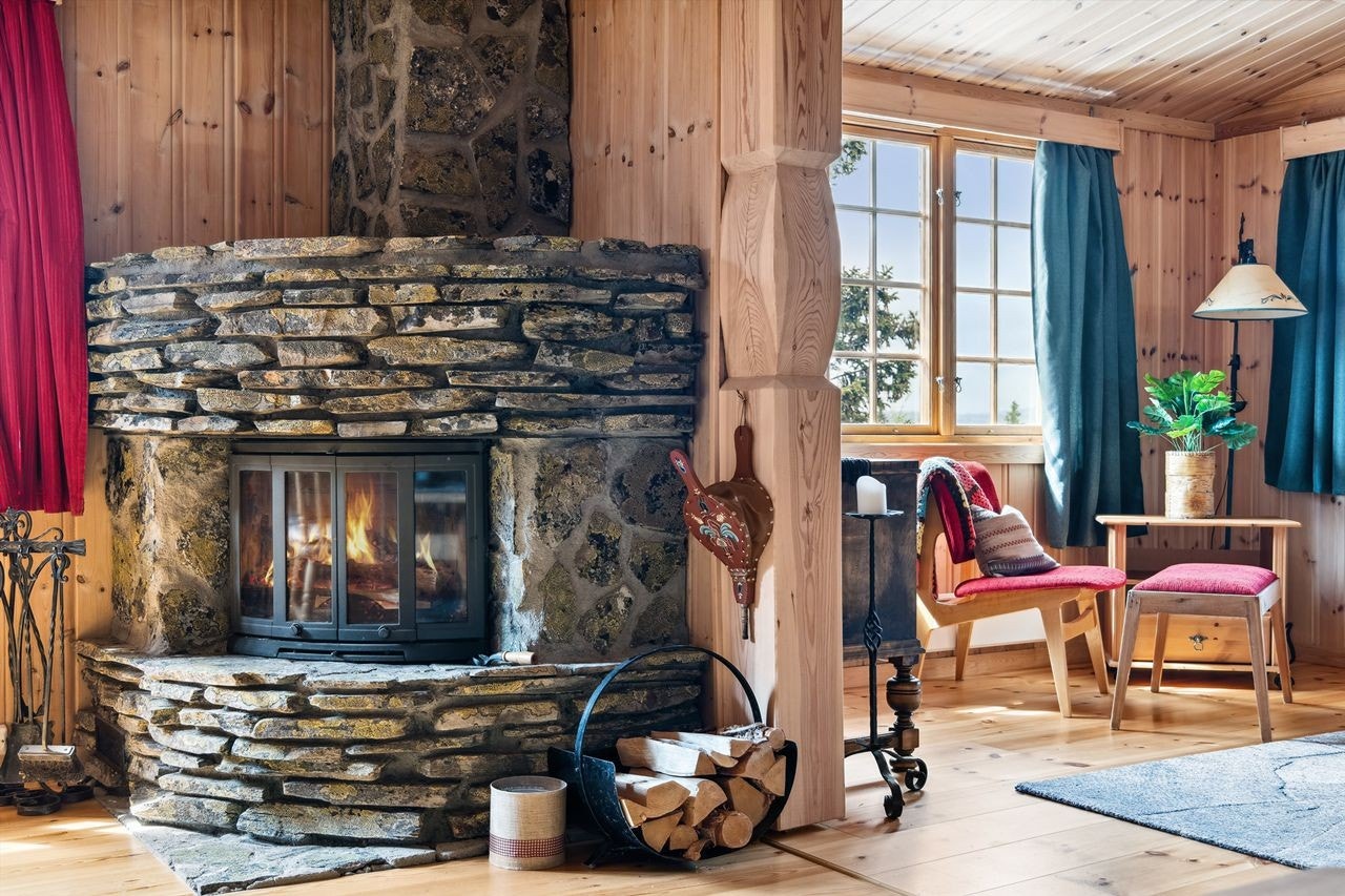 Koselig steinlagt peis som gir godt med varme på kjølige dager og kvelder. Galleribilde