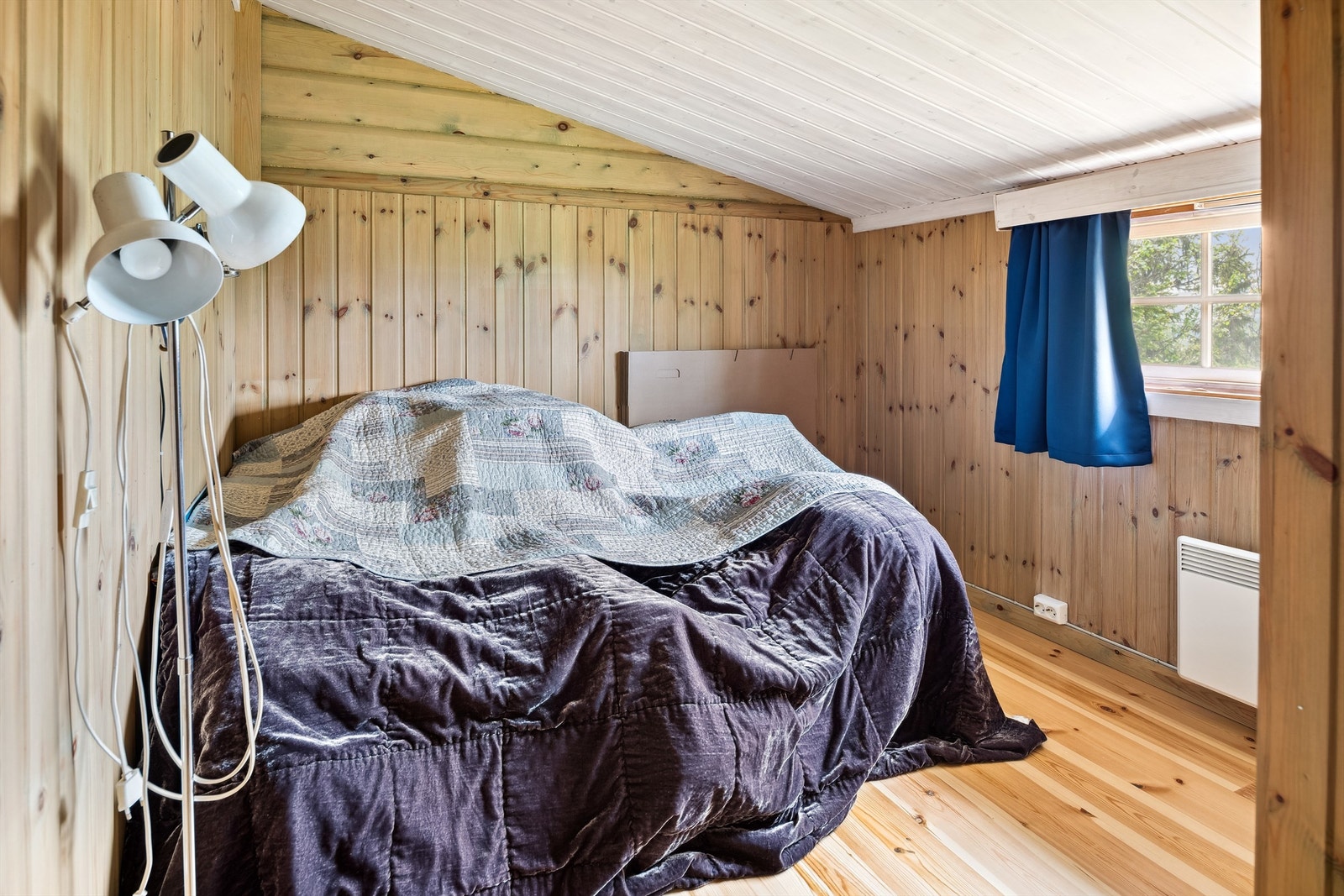 Det tredje soverommet har panel på vegger og i himling, og furugulv. Dette soverommet er noe mindre enn de andre to, men fortsatt romslig. Galleribilde