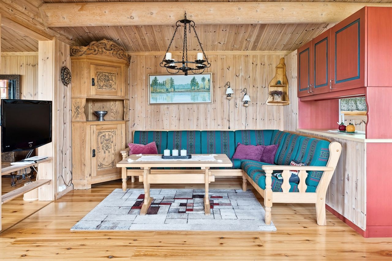 Her er det gode møbleringsmuligheter for spisestue ved kjøkkendelen, sofagruppe og tv-møblement og annet stuemøblement lenger inn i rommet. Galleribilde