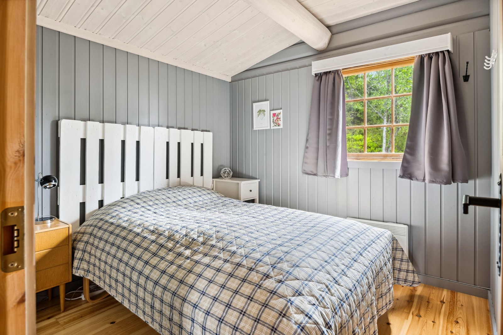 Det er tre soverom inni hytta. Hovedsoverommet har gråmalt panel på veggene, hvitmalt panel i himling og furugulv. Rommet er romslig med vegghengte knagger. Rommet varmes opp med panelovn. Galleribilde