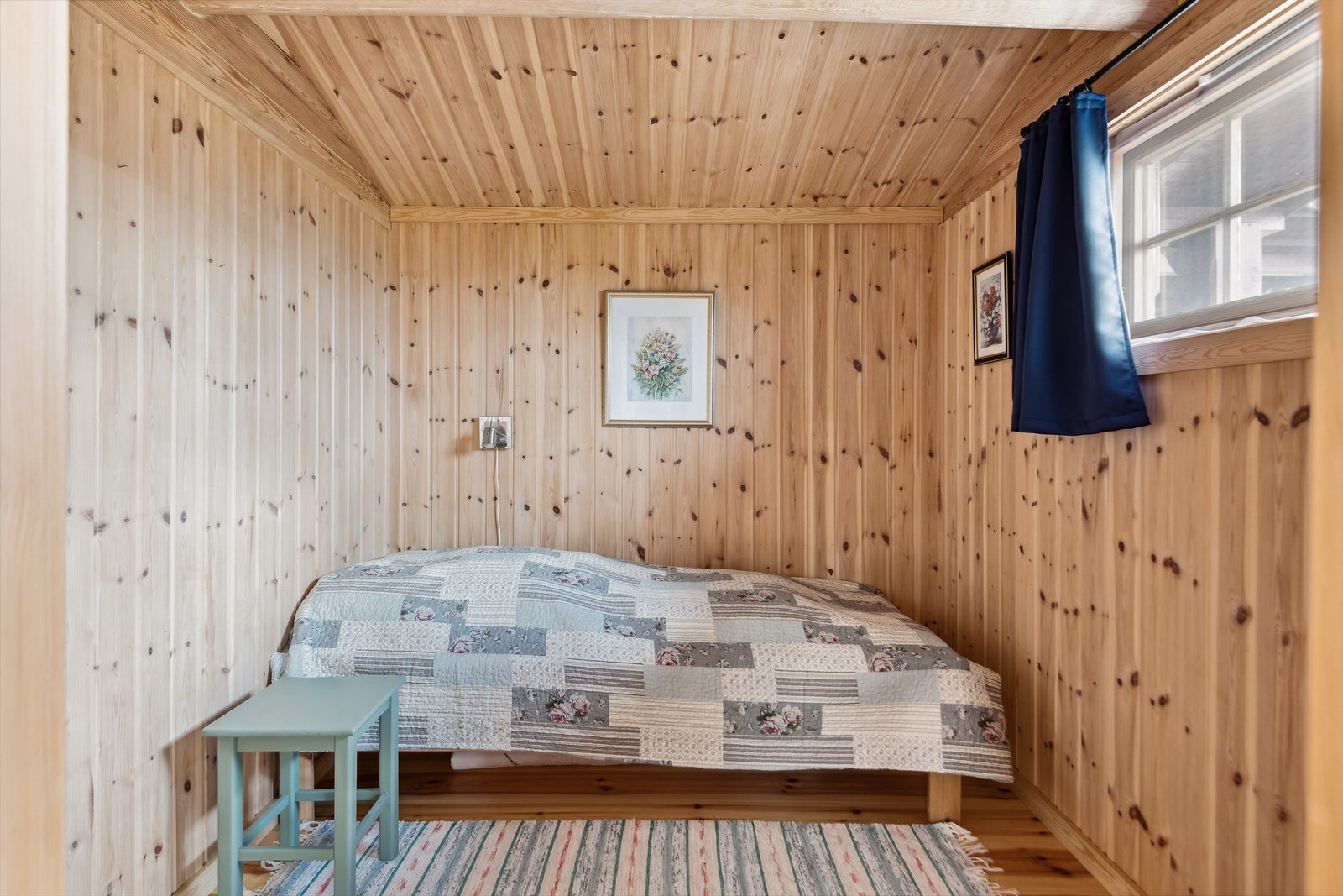 Soverommet i annekset har panel på veggene, hvitmalt panel i himling og furugulv. Galleribilde