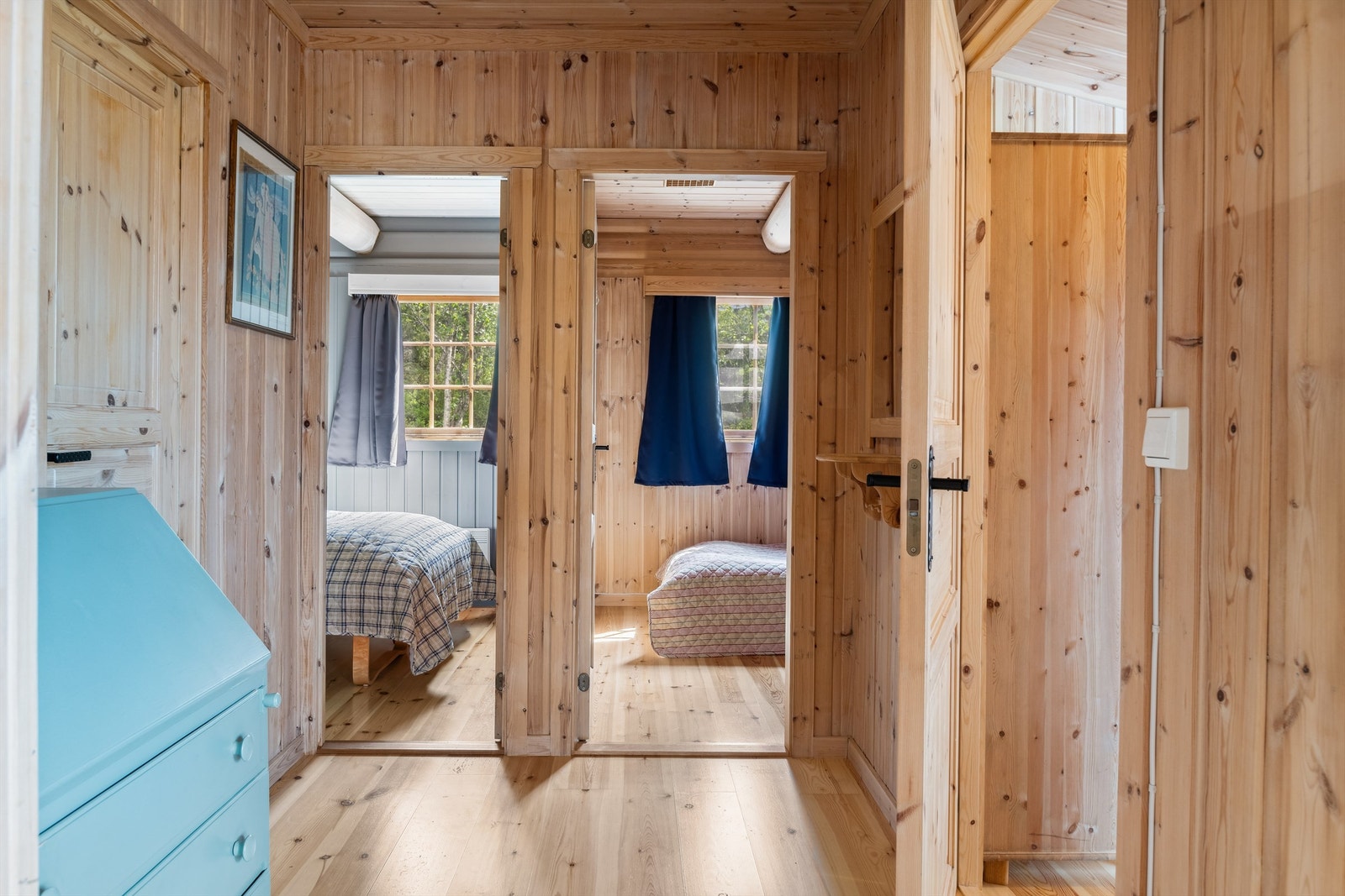 Her kommer du inn i en entré med panel på veggene og furugulv. Her kan du henge fra deg yttertøyet i garderobeskapet som er plassert i entréen. Videre fra entréen kommer du inn i gangen. Galleribilde