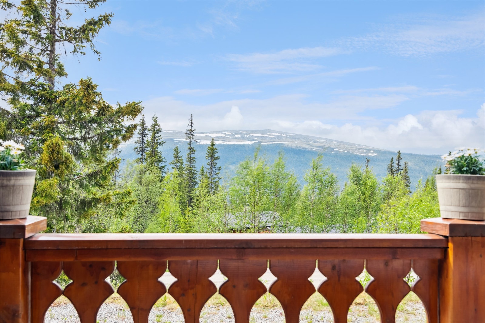 Utsikt fra terrassen. Her kan du nyte lage dager med flott utsikt, og la drømmene vandre avgårde. Galleribilde