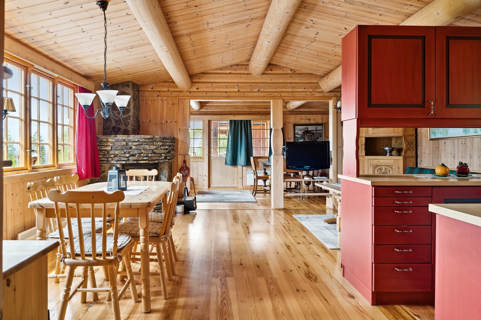 Åpen løsning i innredningen for hvitevarer som komfyr, kjøleskap og oppvaskmaskin. Kjøkkenventilator med avtrekk ut montert i overskap over komfyrplass. Galleribilde