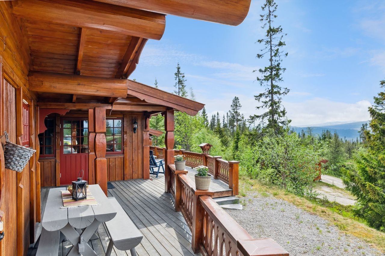 Sjarmerende hytte med stor terrasse og naturskjønn beliggenhet. Perfekt for friluftsliv og rekreasjon med fantastisk utsikt. Galleribilde