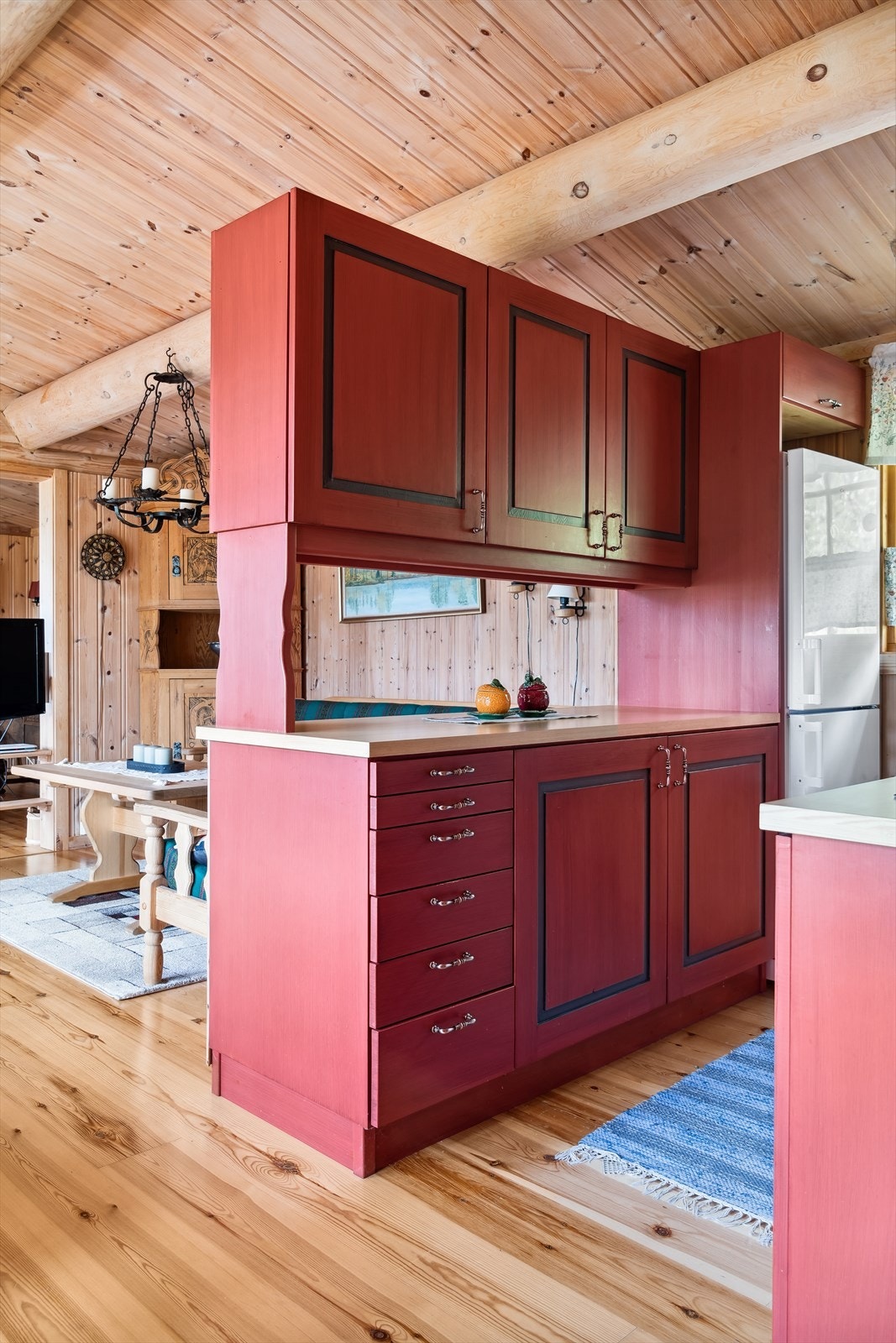 Stuen og kjøkkenet har panel på veggene og furugulv., og åpen løsning. Galleribilde