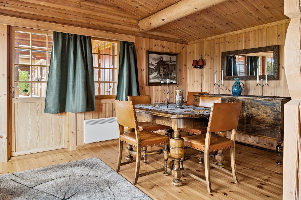 Panelovner montert på diverse vegger i stuen som varmekilder sammen med peisen. Terrassedøren på endeveggen gir deg adkomst ut til terrassen, hvor du kan nyte varme sommer- og høstdager. Galleribilde