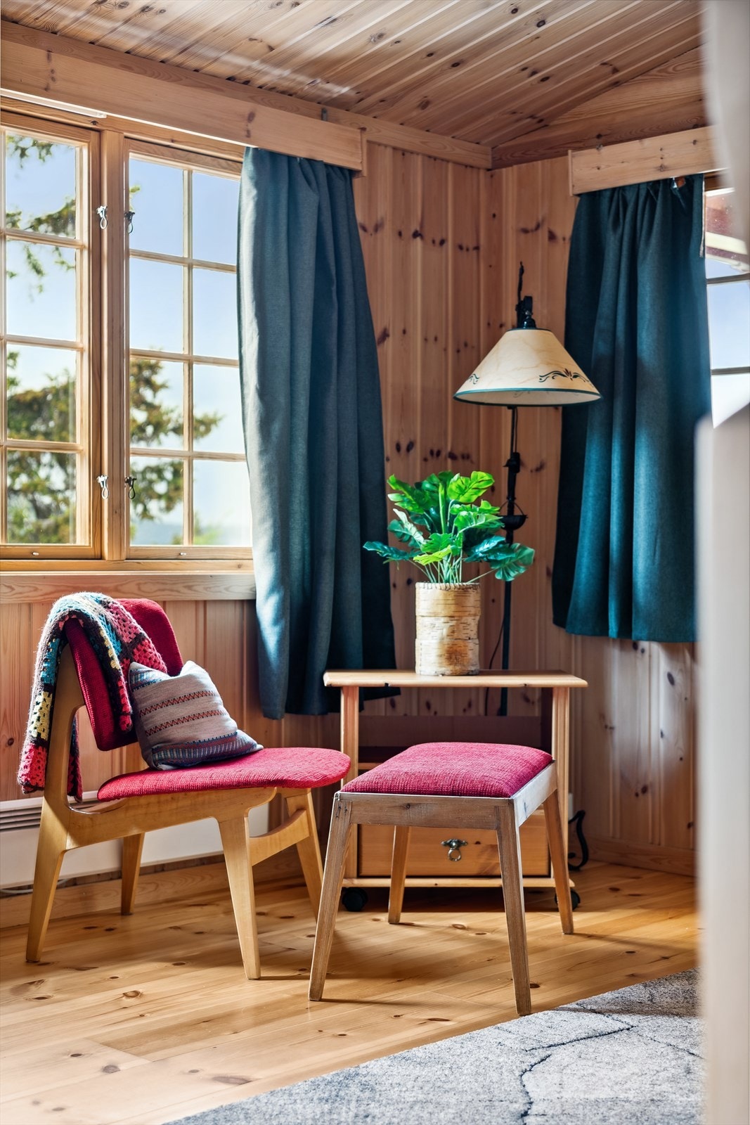 Stuen er romslig med flere vinduer som slipper sommersolen flott inn. Galleribilde