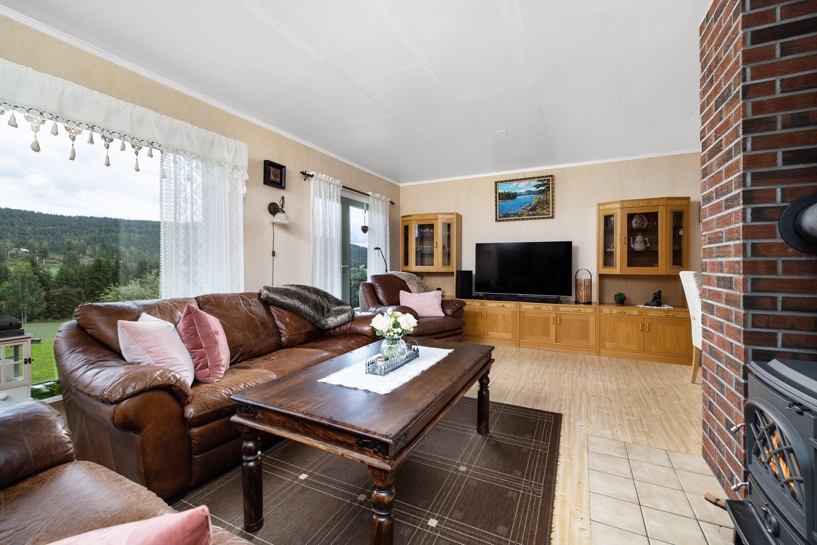 De store vindusflatene slipper inn godt med naturlig dagslys. Galleribilde