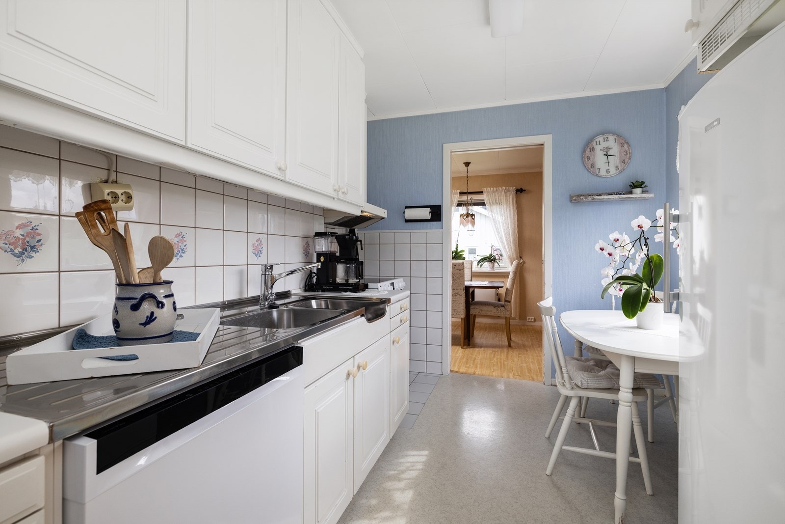 Det er avsatt plass til hvitevarer og plass til et lite kjøkkenbord. Galleribilde