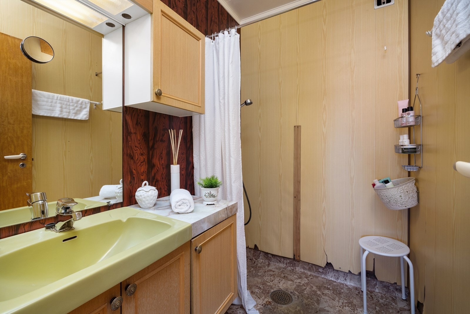 Badet er av eldre dato og har innredning med servant, dusjsone og toalett. Galleribilde