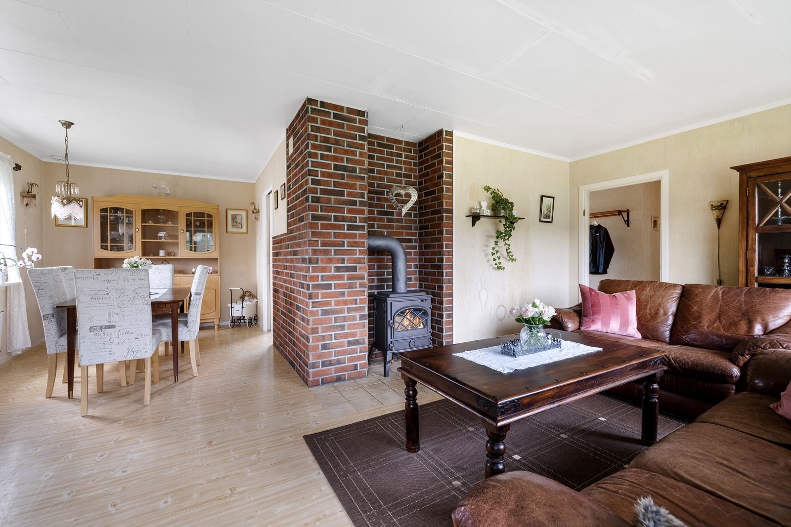 Stuen her plass til både sofa- og spisegruppe. Galleribilde