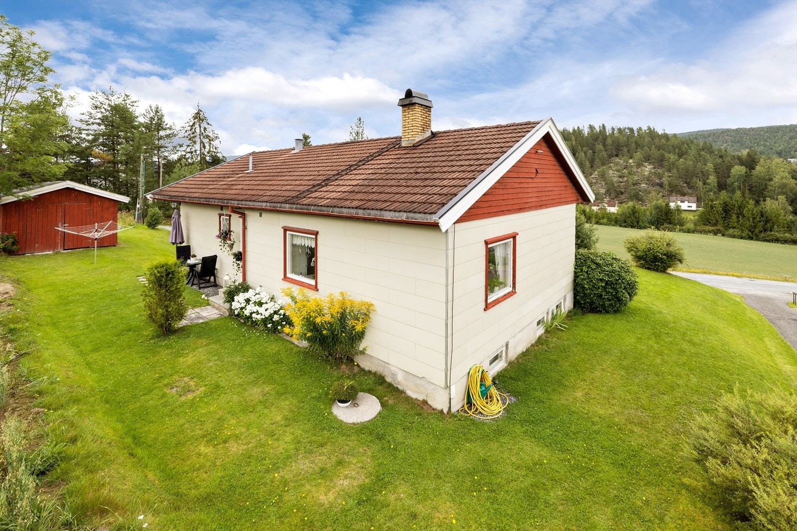 Eiendommen er beliggende i naturskjønne omgivelser i Prestfoss. Galleribilde