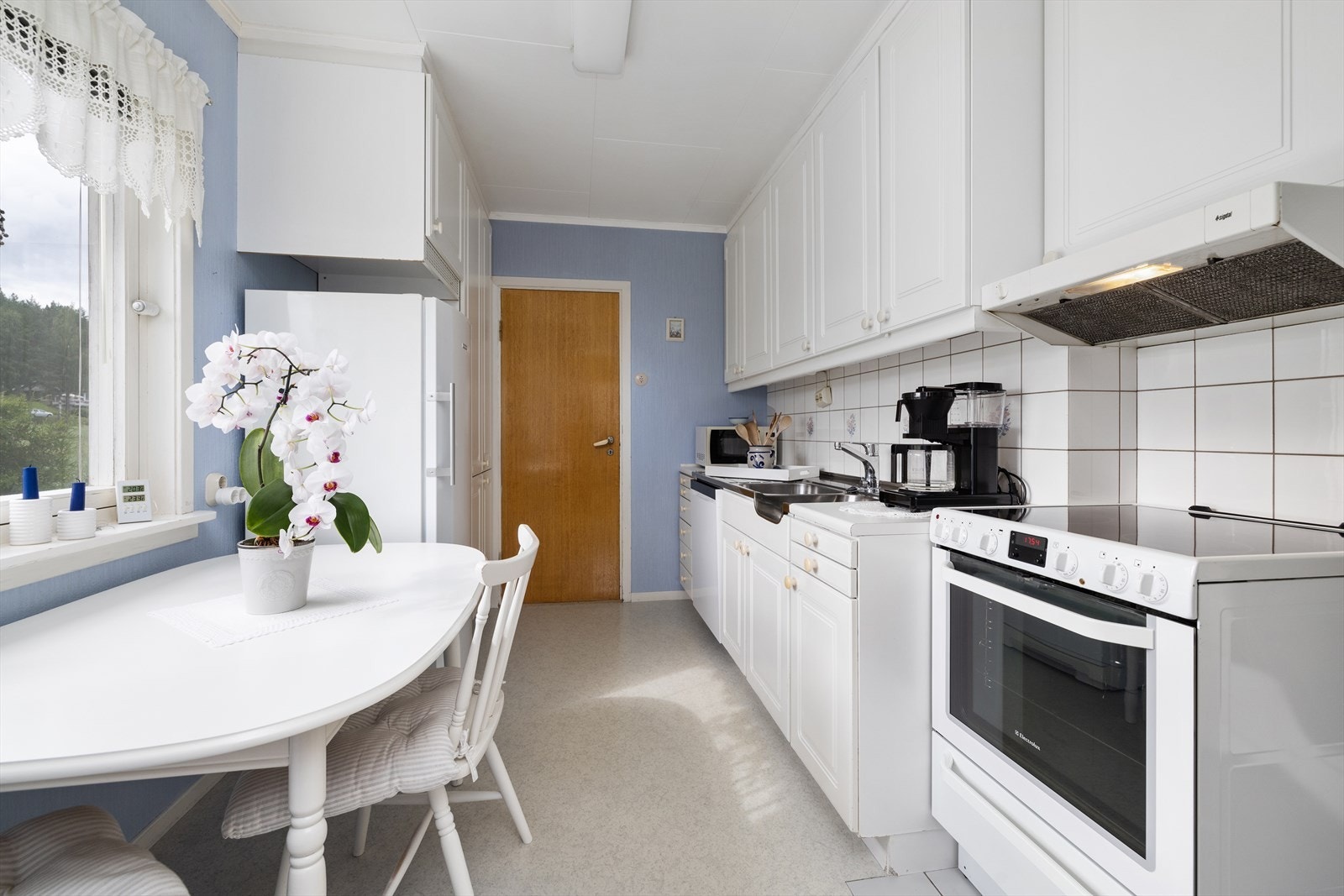 Kjøkkenet har innredning med profilerte fronter og benkeplate i laminat. Galleribilde