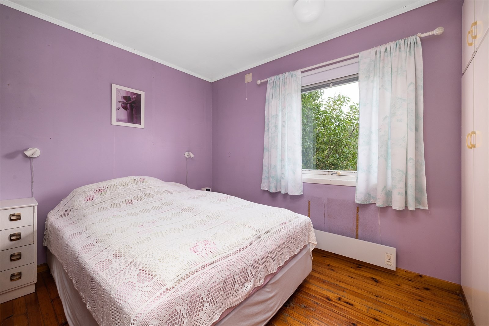 Boligen har totalt 3 soverom. Hovedsoverommet har plass til dobbeltseng og godt med oppbevaring i garderobeskap. Galleribilde