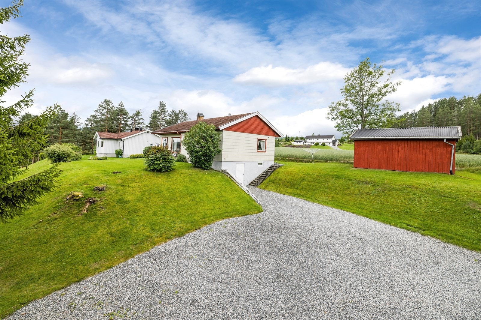 Enebolig med alt på en flate i landlige omgivelser i Prestfoss. Galleribilde