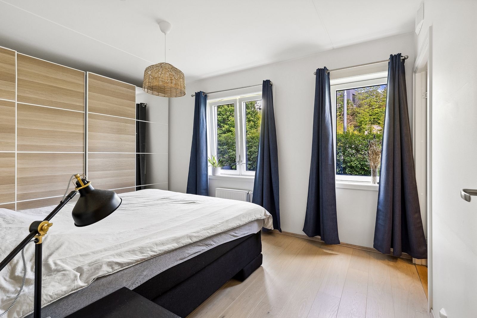 Lyst og romslig hovedsoverom. Galleribilde