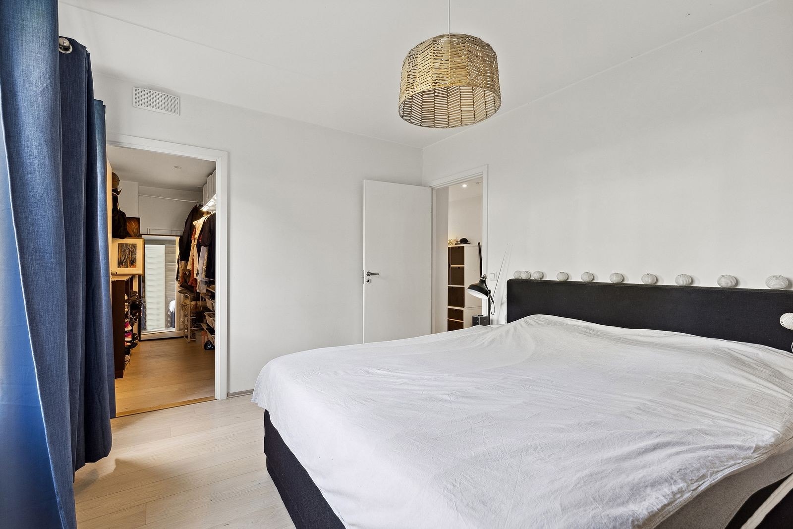 Fra hovedsoverommet er det inngang til innvendig bod med garderobeløsning. Galleribilde