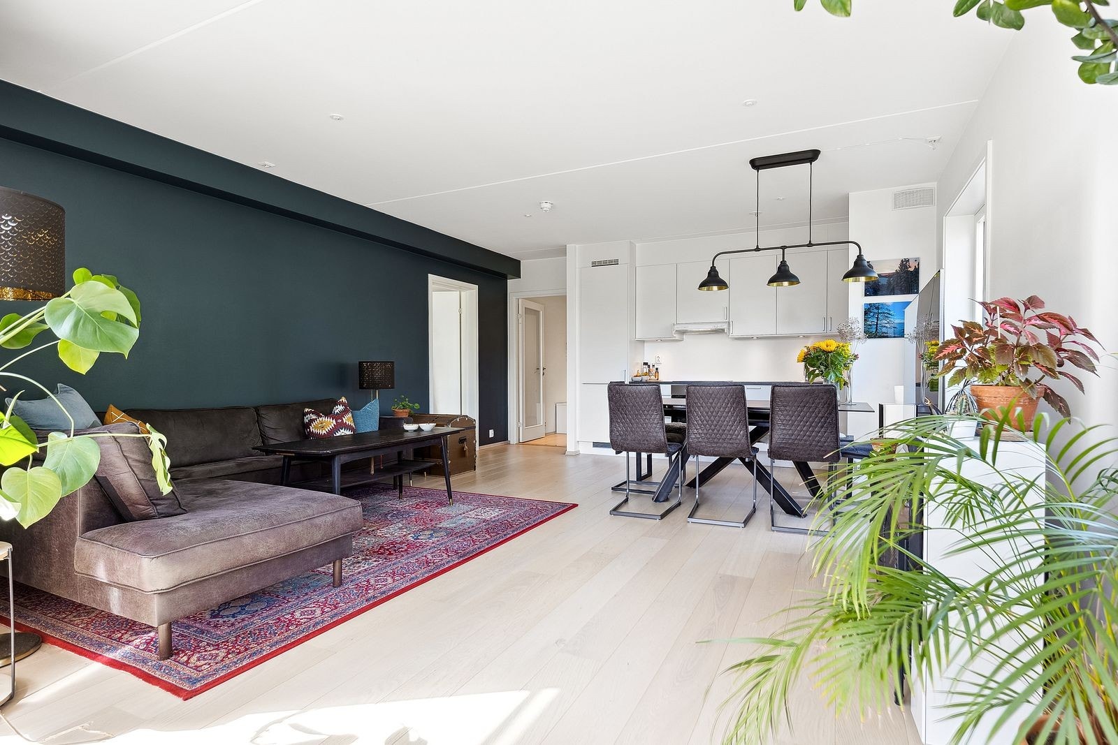 Åpen kjøkkenløsning med god plass til både sofa- og spisegruppe. Galleribilde