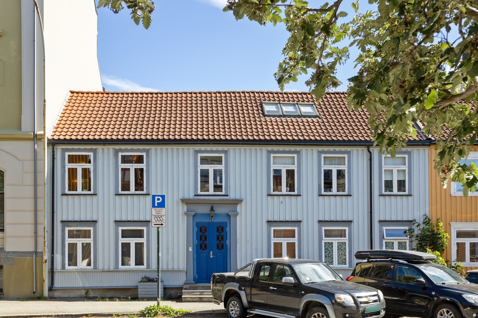 Velkommen til Sandgata 17. Bygget ble oppført ca 1842. Denne bygården huset i sin tid byens første tannlegekontor i følge historien. Galleribilde