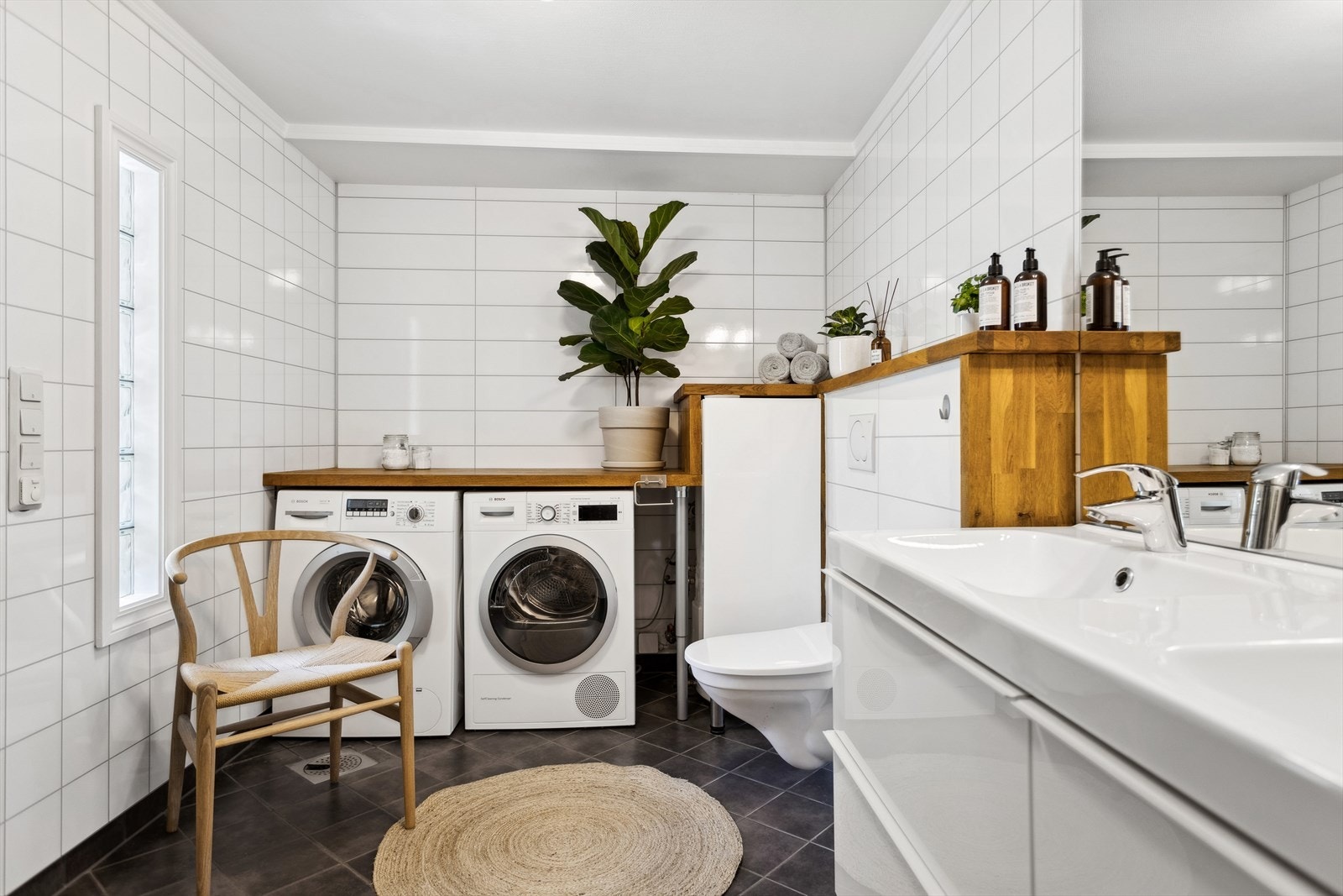 Badet har varme i gulv. På badet er det i tillegg opplegg for vaskemaskin og plass til tørketrommel. Galleribilde