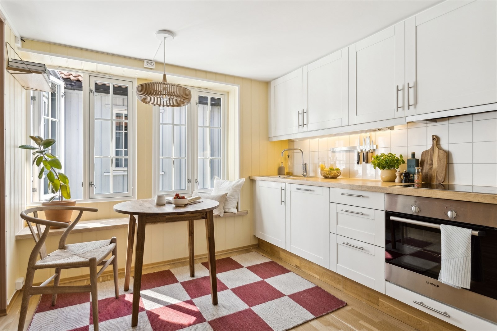 Kjøkkenet har en tidløs og elegant innredning med integrerte hvitevarer - her er det i tillegg god plass til frokostbord. Galleribilde