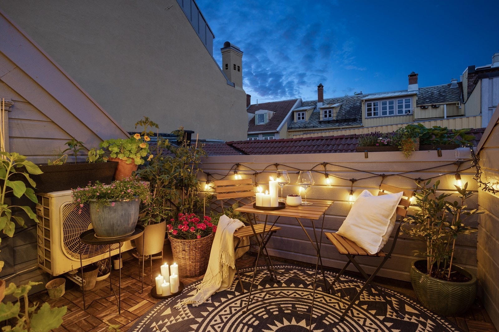 Balkongen er optimal for den som ønsker en frodig balkong med blomster og grønne vekster. Vender mot andre trebygg Galleribilde