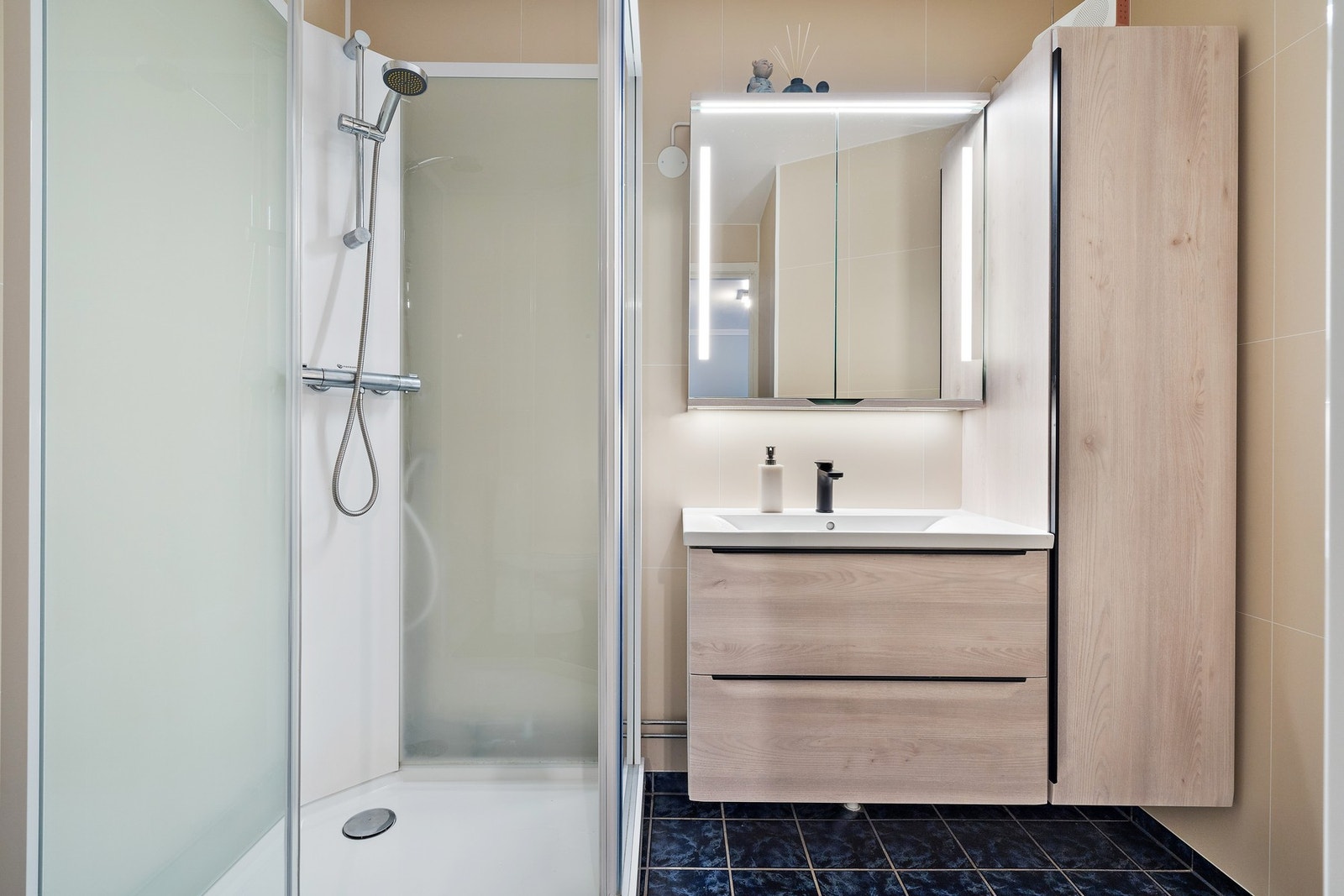 Badet ble noe oppgradert i 2020. Det er lagt våtromsplater, byttet toalett, byttet dusjkabinett og satt inn ny baderomsinnredning, i tillegg lagt opp ny stikkontakt over
baderomsinnredning og bytte av termostat til gulvvarme. Galleribilde