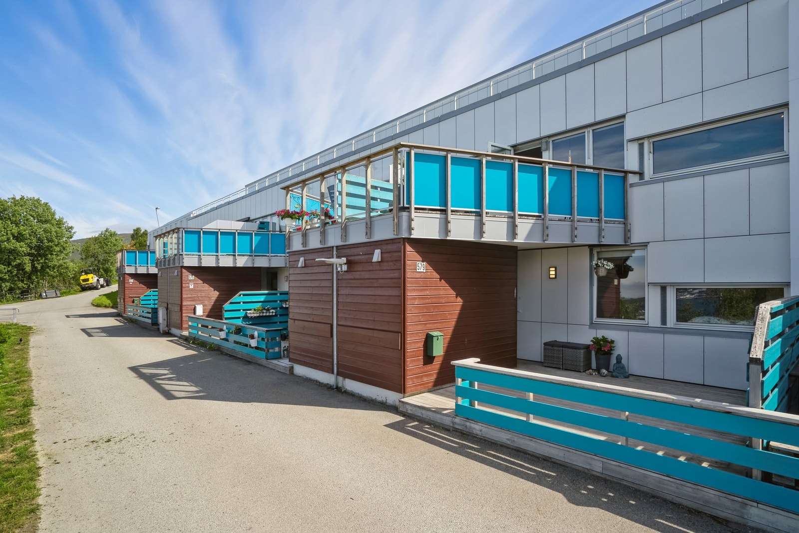 Leiligheten har egen inngang fra bakkeplan. Sportsbod. Stor markterrasse foran inngangsparti Galleribilde