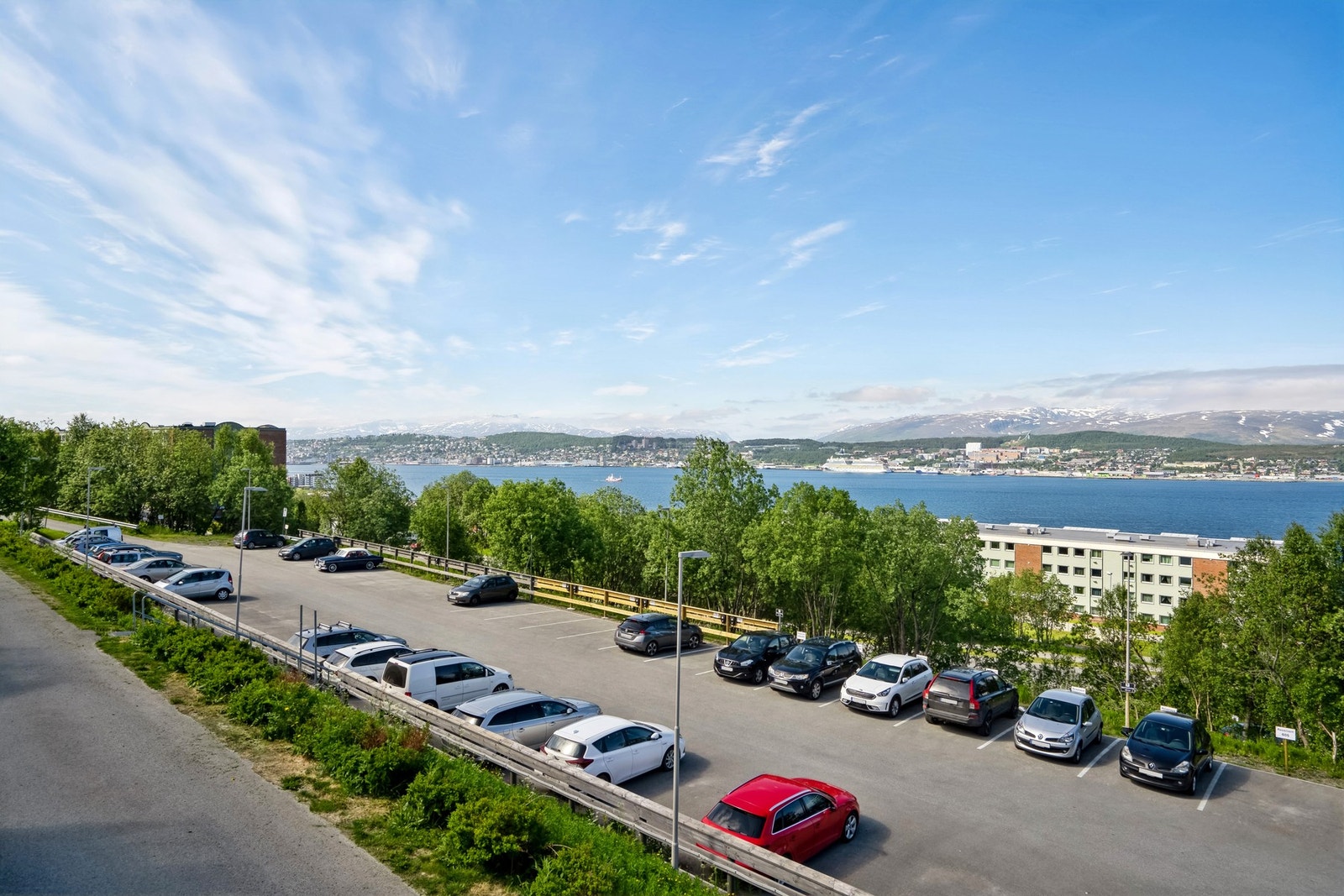 Leiligheten har svært god beliggenhet på fremste rekke. Gjesteparkering Galleribilde