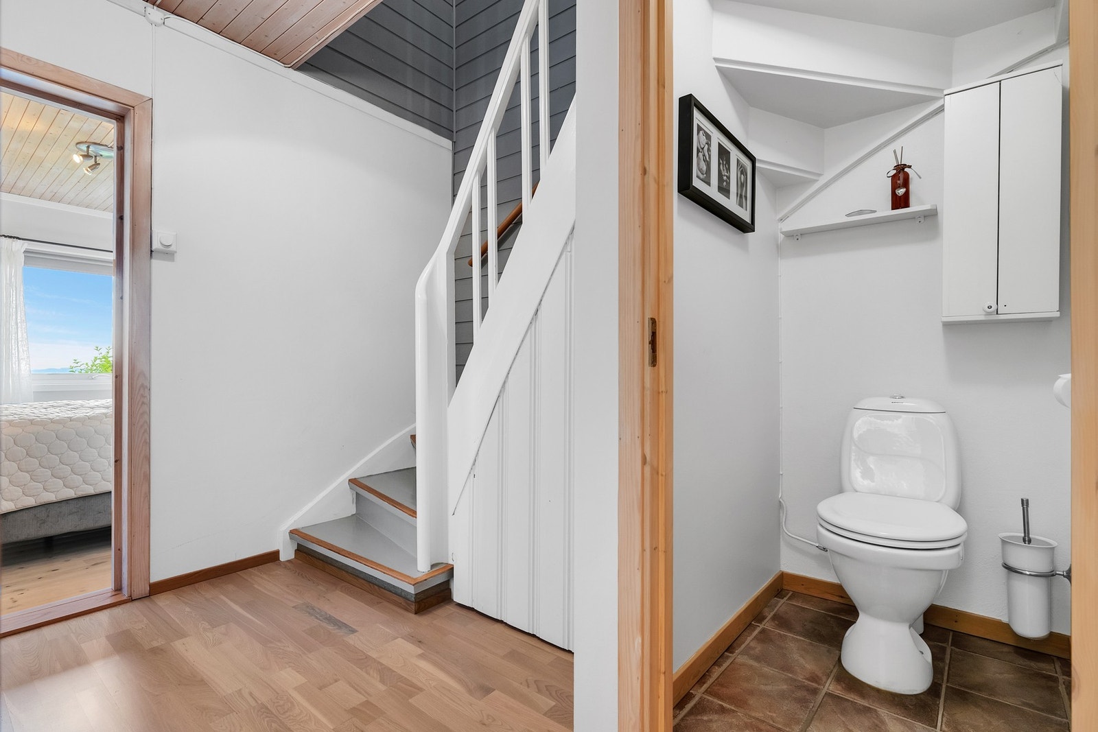 I underetasjen finner man boligens tre soverom, bad, toalettrom, vaskerom og to boder. Galleribilde