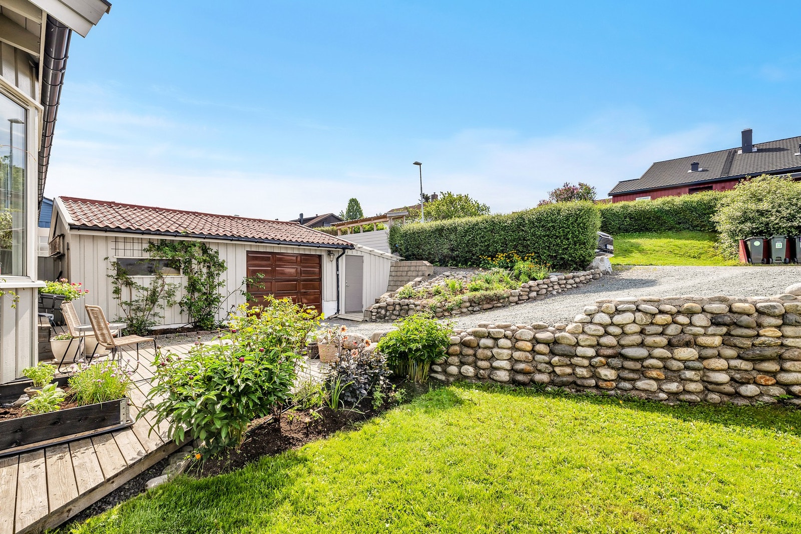 Boligen ligger i rolig blindvei. Parkering i garasje (m/sportsbod) og på tomt. Boligen er omkranset av pent opparbeidede grøntarealer. Galleribilde