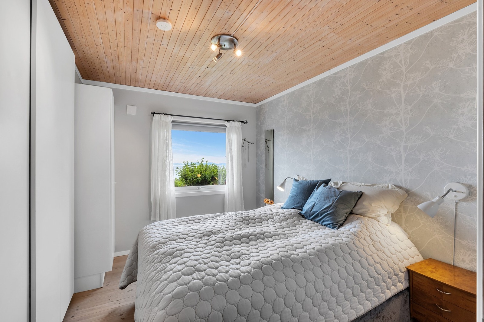 Hovedsoverommet er på 10,5 kvm med plassmontert skyvedørsgarderobe. Galleribilde