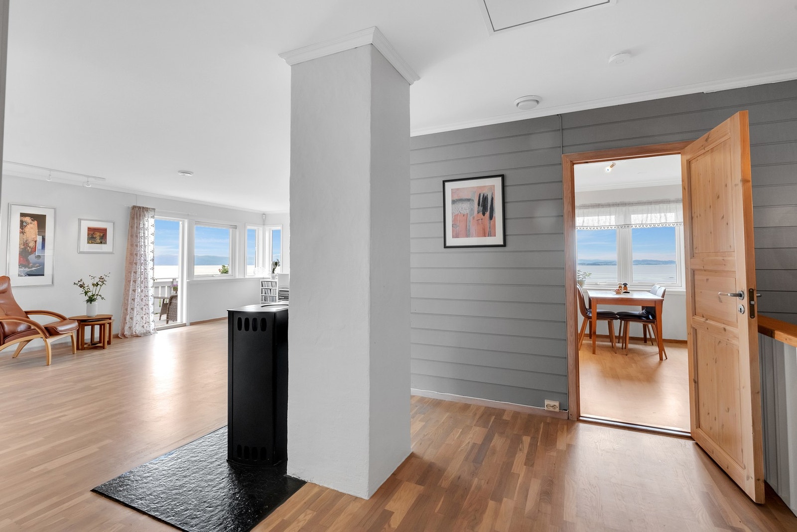 Vedovn på stue. Rikelig med lagringsplass på loft. Galleribilde