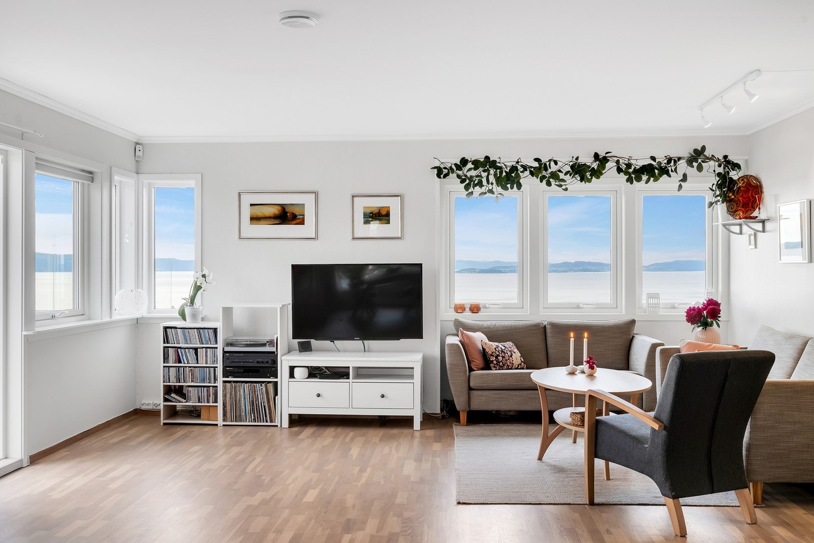 Boligen har vært gjenstand for flere oppgraderinger i nyere tid. Det ble lagt gips i tak og skiftet til nye vinduer på både stue og kjøkken i 2024. Galleribilde