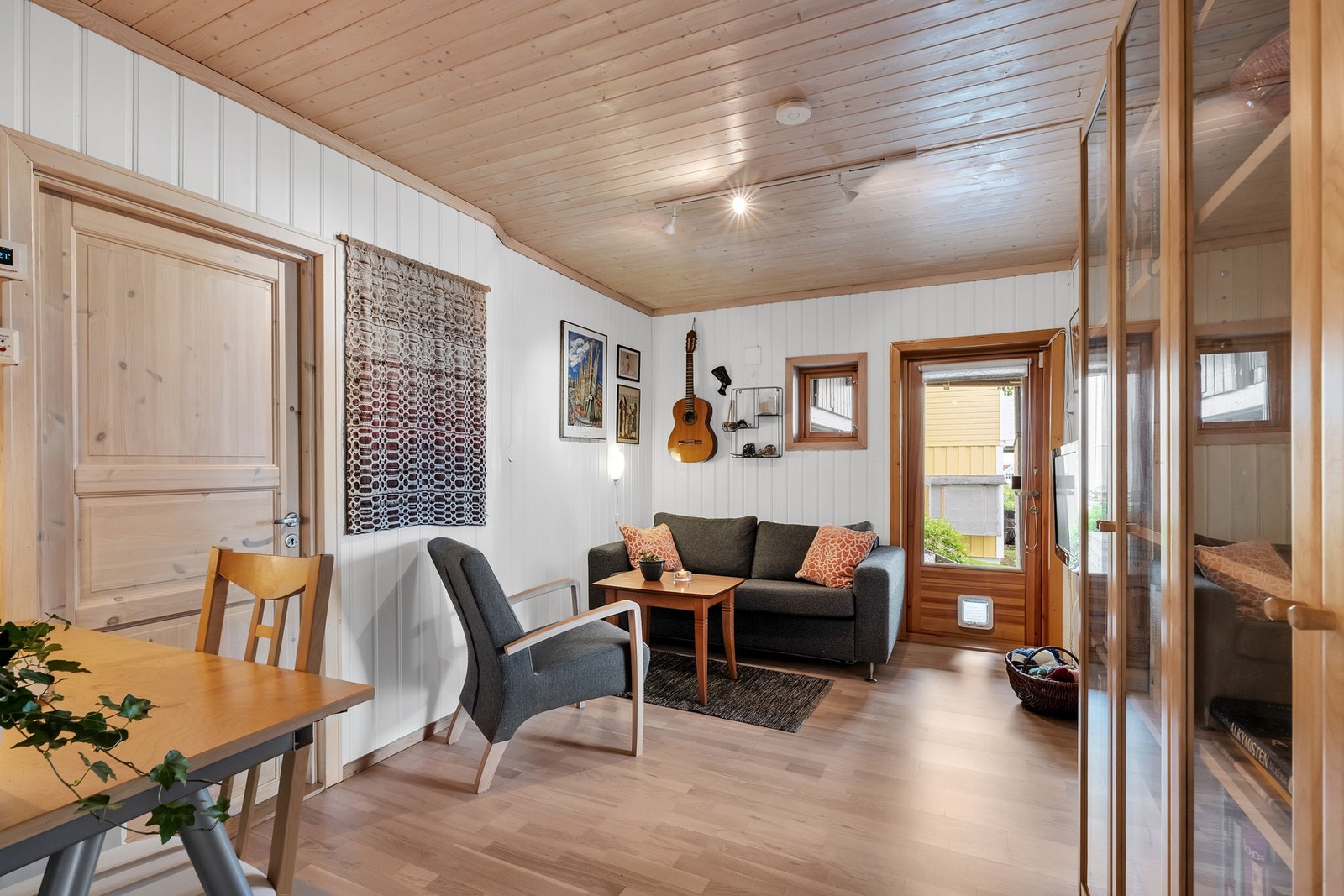 Etterisolering yttervegger, nytt panel og nye vinduer i underetasje ble utført i 2003. Galleribilde