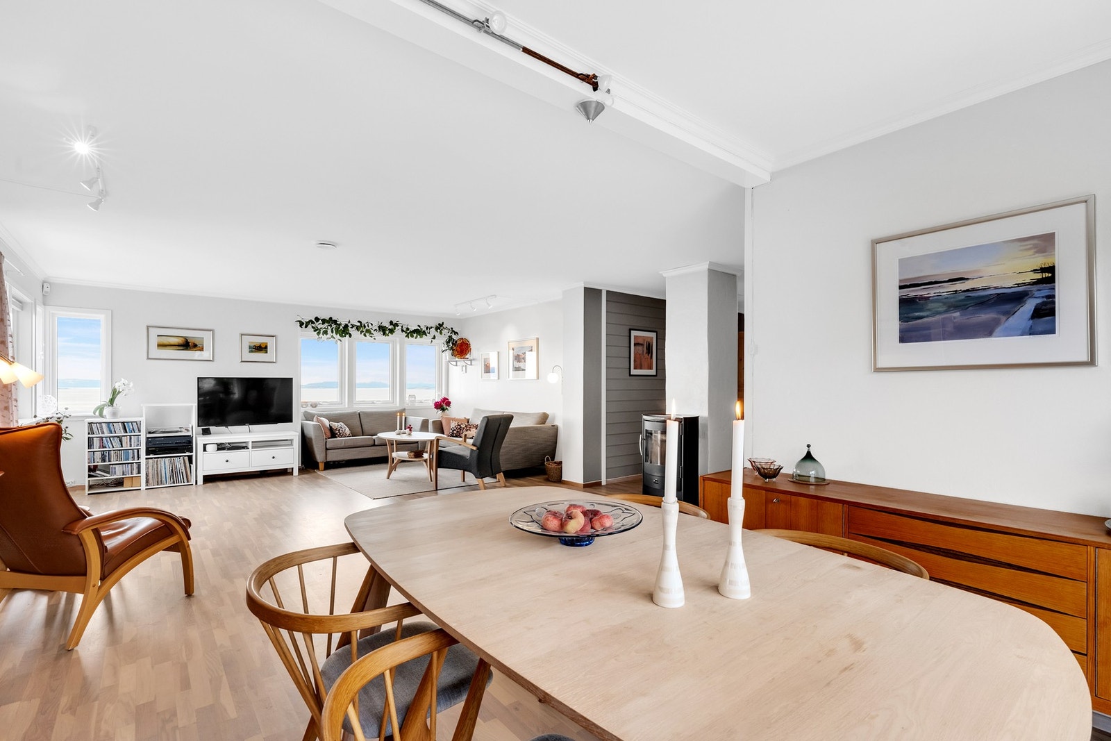 Spisestuen er lokalisert på den andre siden av stuen. Galleribilde