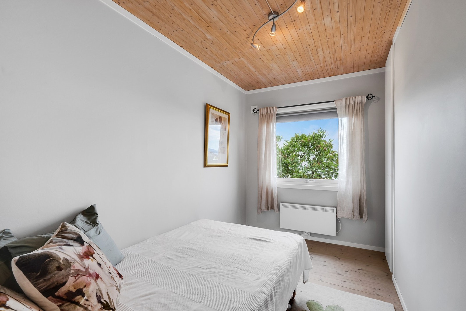 Soverom 2 på 7 kvm med plass til dobbeltseng og garderobeskap. Galleribilde