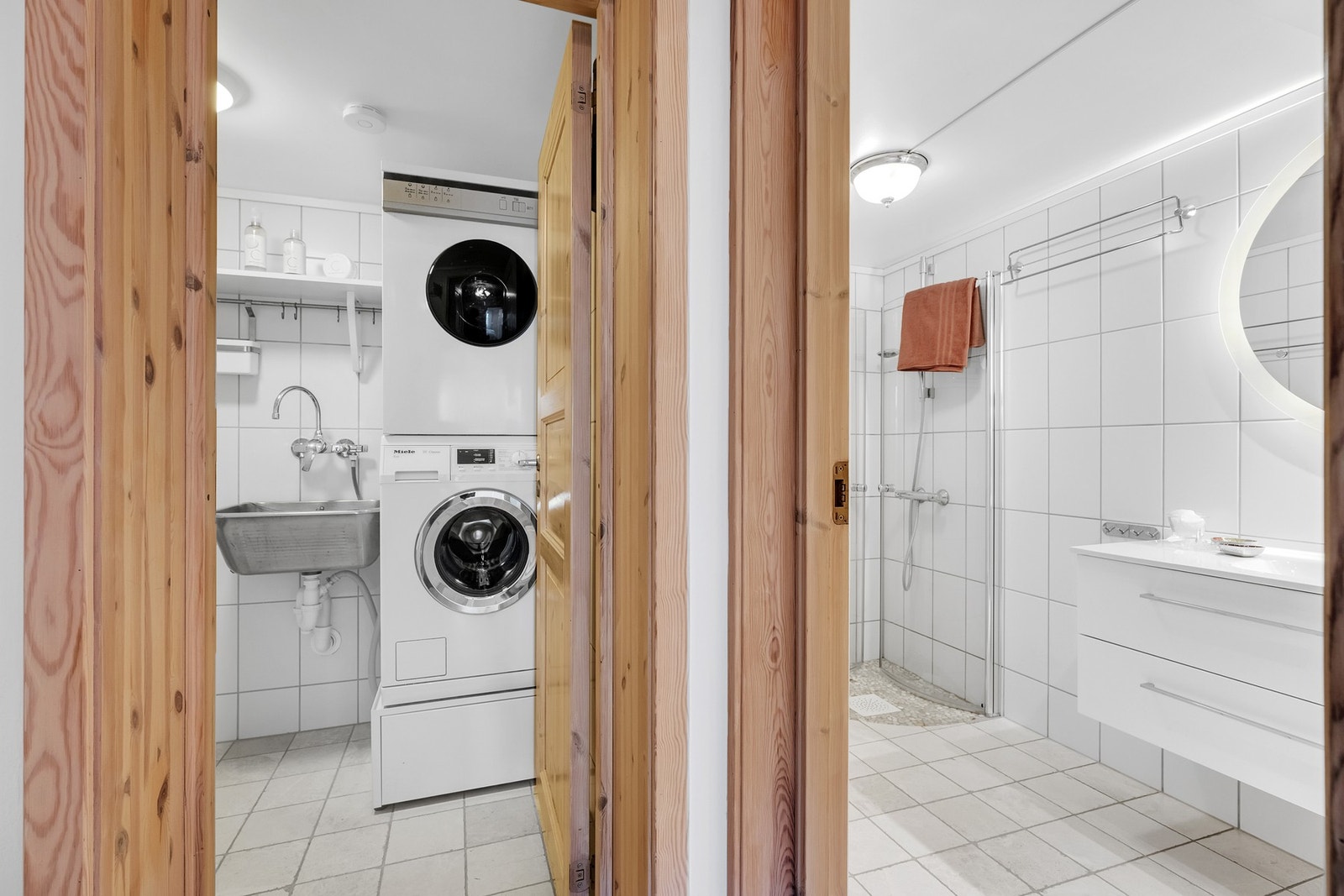 Separat vaskerom vegg i vegg med badet. Galleribilde