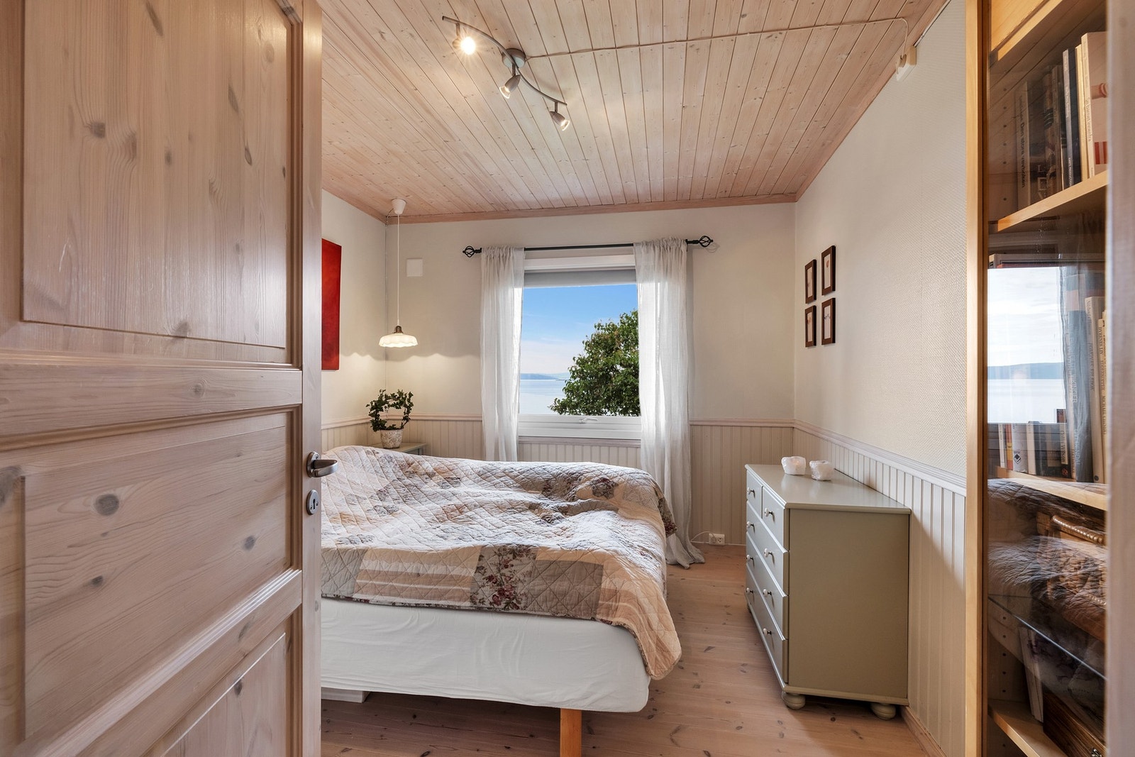 Soverom 1 på 10 kvm med god plass til både dobbeltseng og ønsket garderobeløsning. Galleribilde