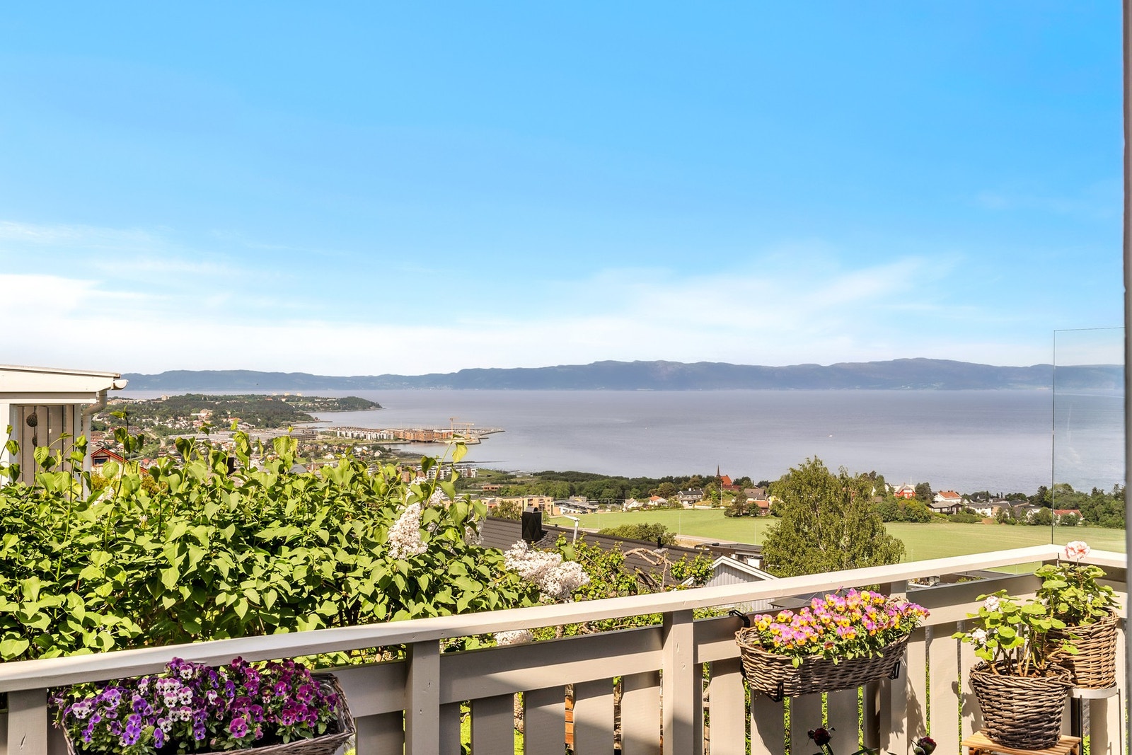 Her får du en helt fantastisk panorma over Trondheimsfjorden som virkelig vil ta pusten fra deg - både innvendig fra alle rom og
utvendig fra balkong og hage. I Galleribilde