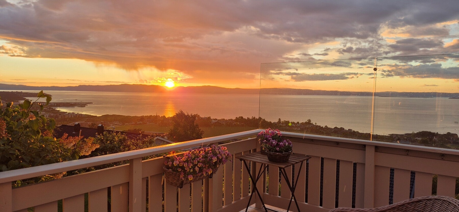 Selgers eget bilde tatt tidligere i juni. Ikke den dummeste plassen å slå seg ned med noe godt i glasset. Galleribilde